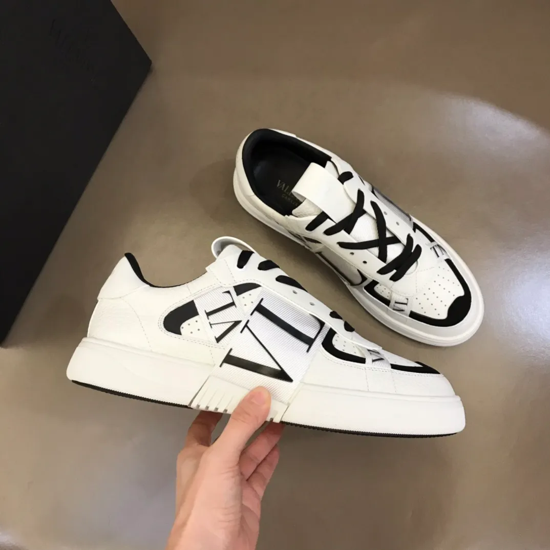 p440 "Valentin*" new spring and summer calfskin lace-up sneakers. No man should be able to refuse these shoes. The classic color scheme is so handsome! Purchase a high-precision replica of the original version to instantly sell off the market currency! 6 VLTN logo rubber effect straps - Valentino Garavani Logo printed on the back and tongue, all materials are customized to ensure quality! Size: 38-44